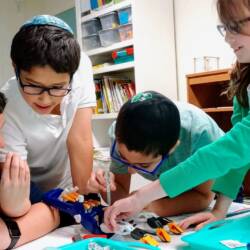 kidsworkingonrobotichand